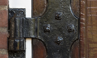 Detail deur kerk