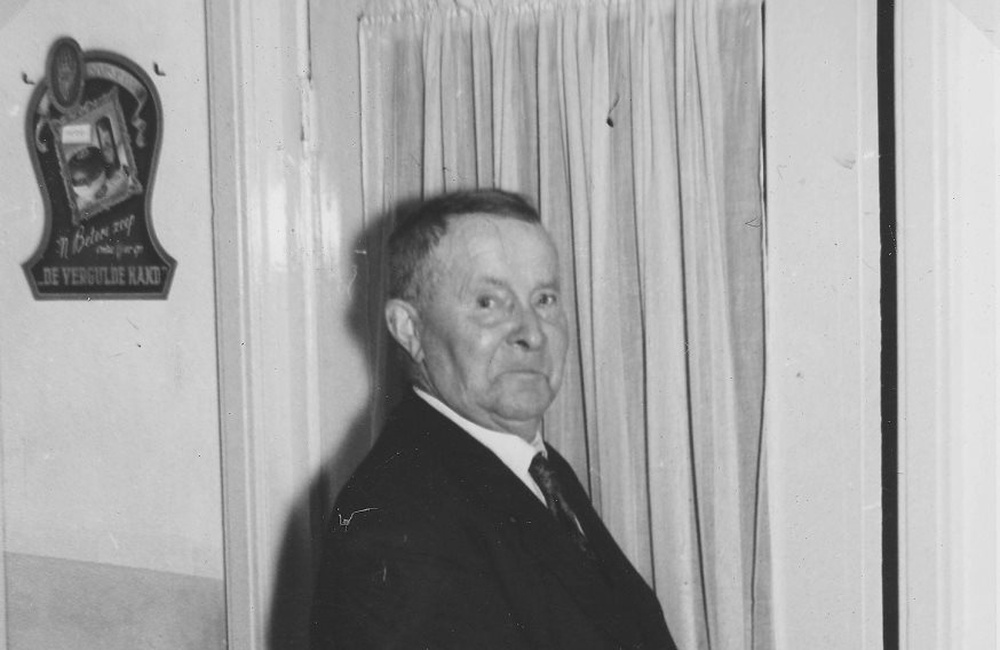 "Openingshandeling" na verbouwing kapsalon - 1956