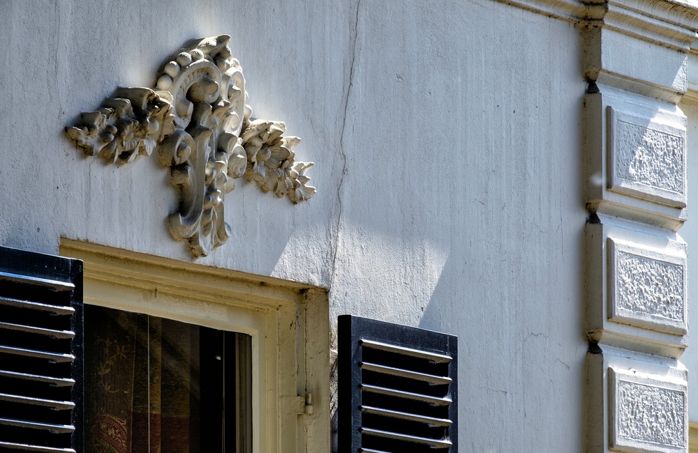 Venster bekroond met ornamenten - 2016