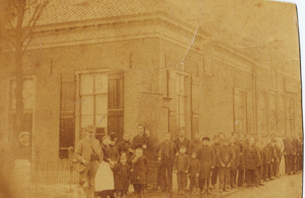 Personeel en familie Legebeke voor de fabriek - 1887