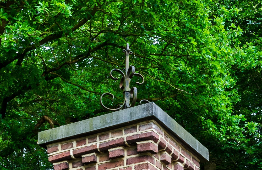 Detail ingang muur om begraafplaats  - 2016