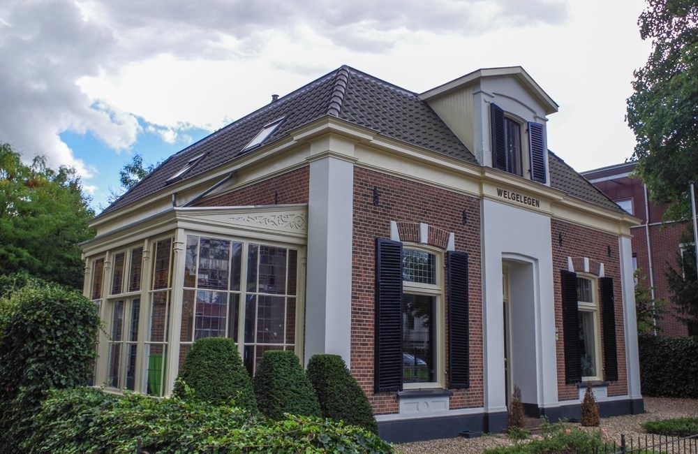 Voorzijde en linker zijgevel