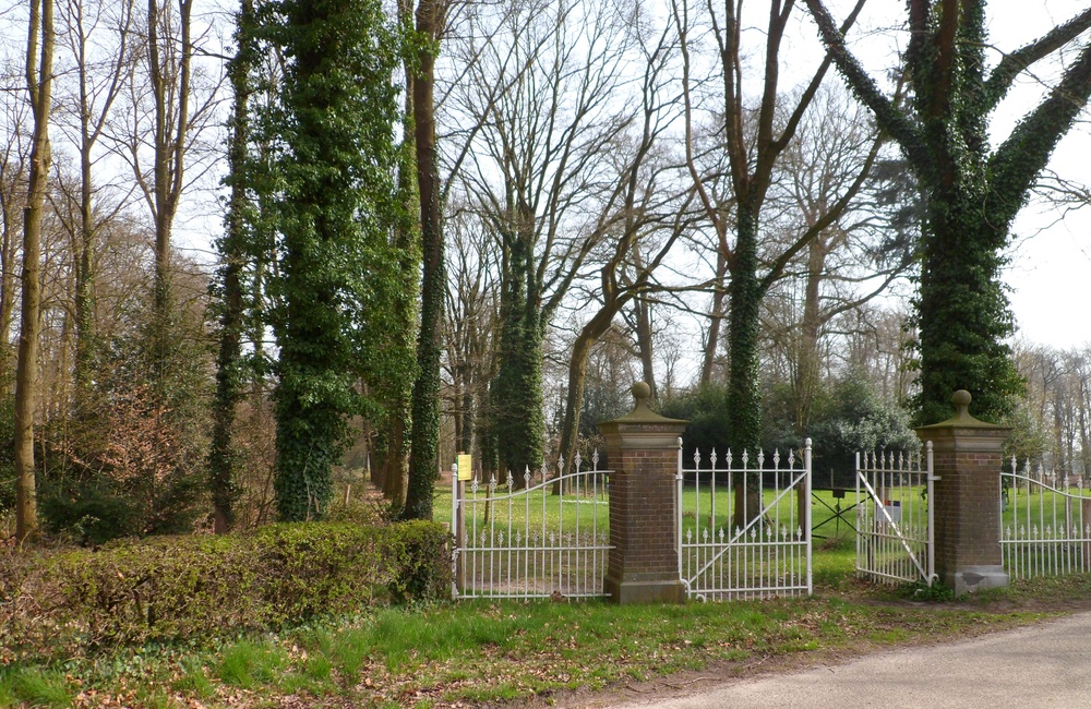 Binnenste toegangshek ten zuiden van kasteel