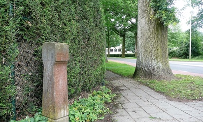 Grenspaal bij Dennenweg 29