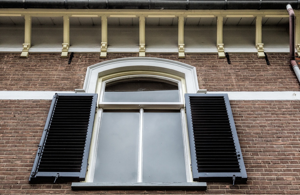 Detail Raam met persiennes - 2016