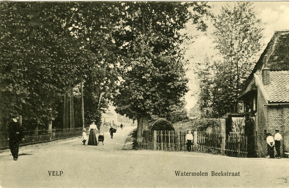 Straatbeeld Beekstraat met watermolen