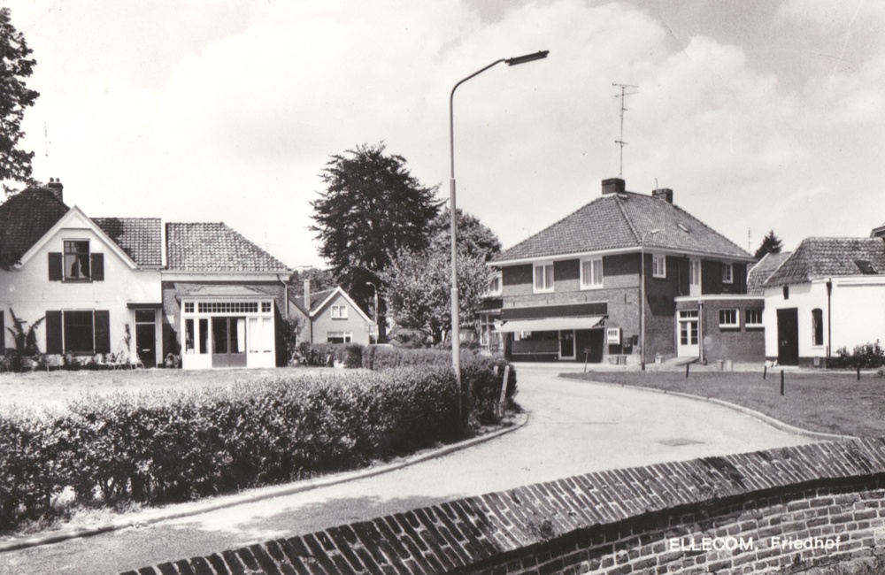 Friedhof met bakkerij Ruesink vanaf kerktuin - 1975