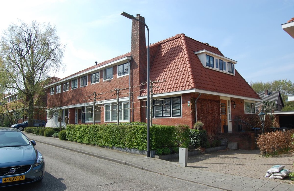 Torckstraat midden:  steil pannendak; hoge schoorsteen; trapje naar voordeur - 2015