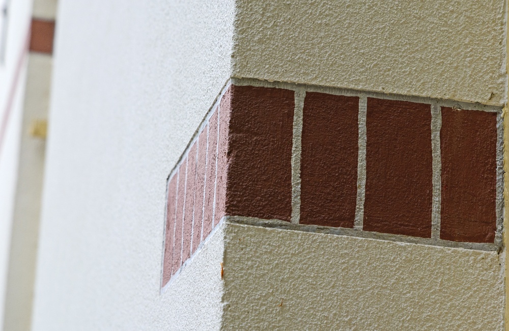 Detail witte muur met rode bakstenen - 2016