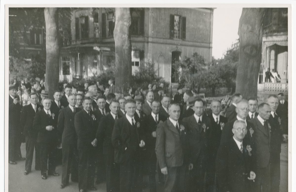 Notabelen van Dieren verlaten Hotel De Nieuwe Kroon - jaren 40?
