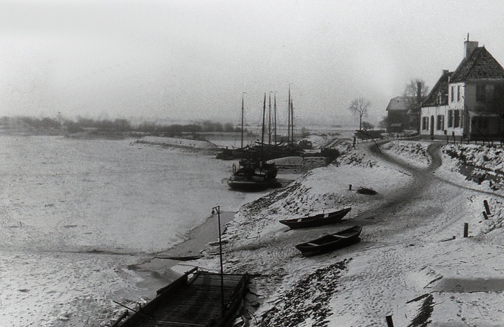 De IJssel dichtgevroren met veerhuis - 1929