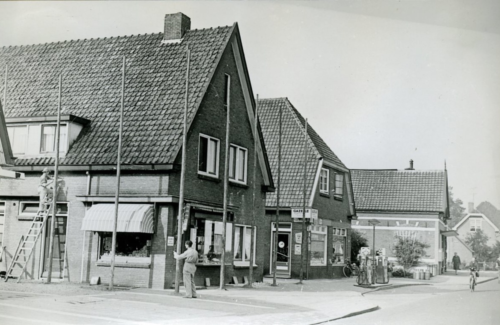 Wilhelminaweg. Links: Bakkerij Meeuwissen - 1965