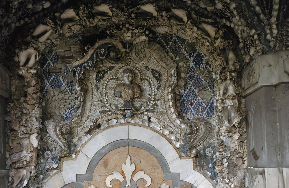 Kasteel Rosendael: Detail van de schelpengalerij in het park