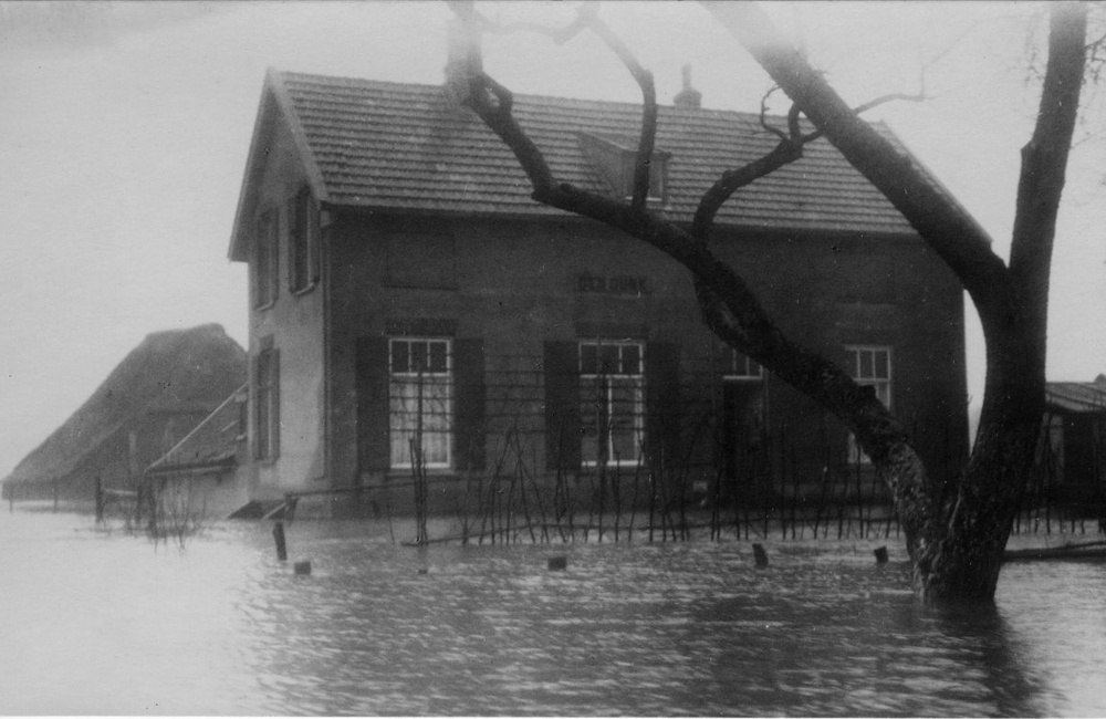 Hoog water bij Den (Grote) Durk  - rond 1920