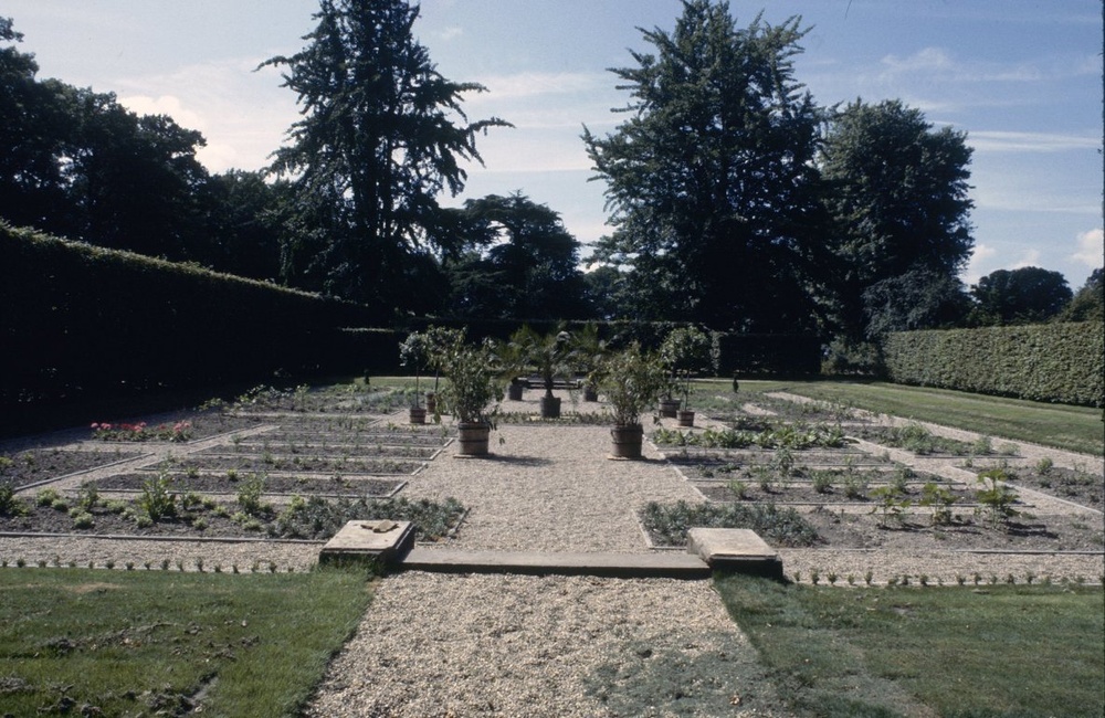 KASTEEL MIDDACHTEN: Exterieur OVERZICHT PARK (1983)
