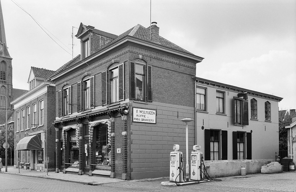 Voor- en rechter zijgevel Emmastraat 10-12 (1979)
