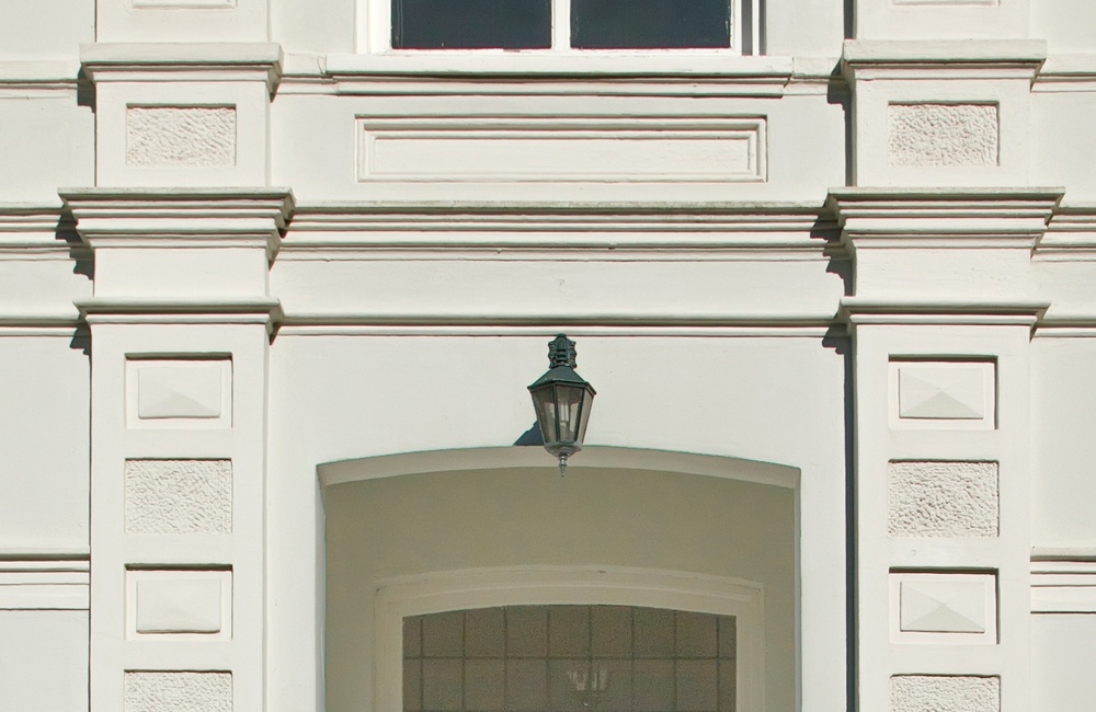 Portiek met twee pilasters en een hardstenen vloerplaat - 2016