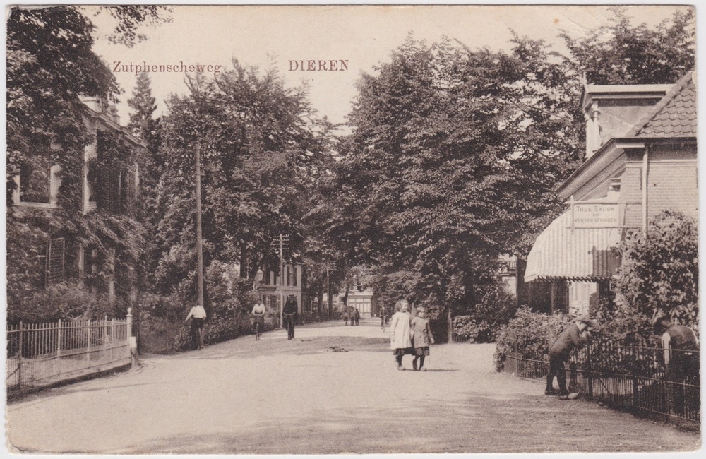 Rechts: Banketbakkerij en Theesalon Maandag - 1921