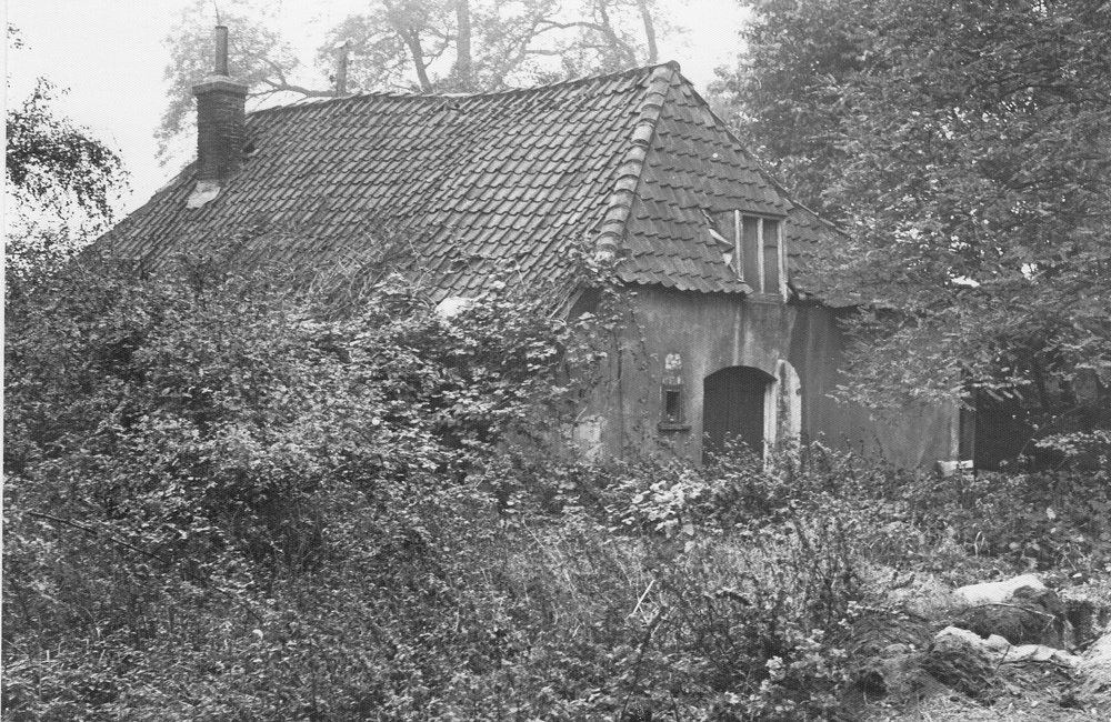 Vervallen boerderij in de bocht van de Berg- en Heideweg