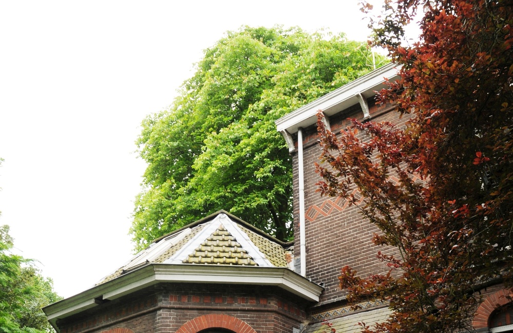 Voordeur en aanbouw