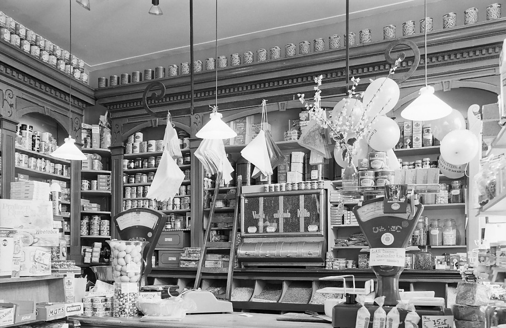 Interieur kruidenierswinkel Emmastraat 10-12 (1980)