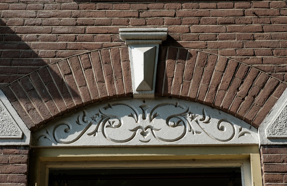 Detail  versiering boven het raam - 2016