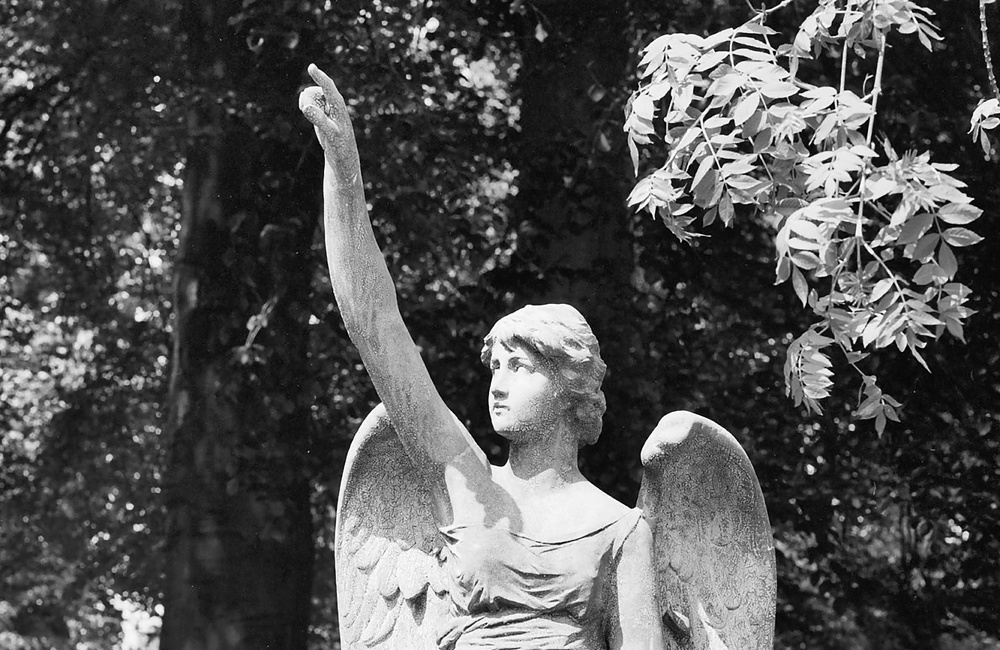 Oude Algemene begraafplaats, Engel bij grafmonument (1986)