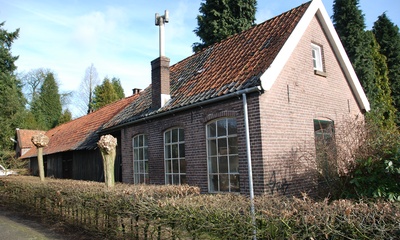 Bedrijfsgebouw met kleermakerij
