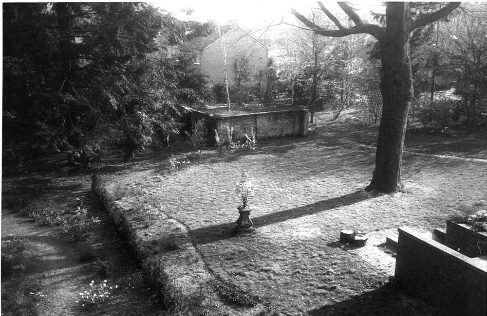 Zicht vanaf 1e verdieping op achtertuin ca 1970