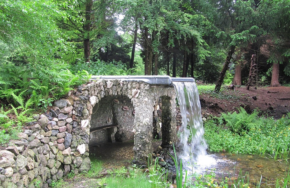 Waterval met schelpengrotje