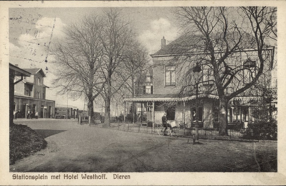 Hotel Westhoff (zijkant Prinsenstraat) en station - 1905
