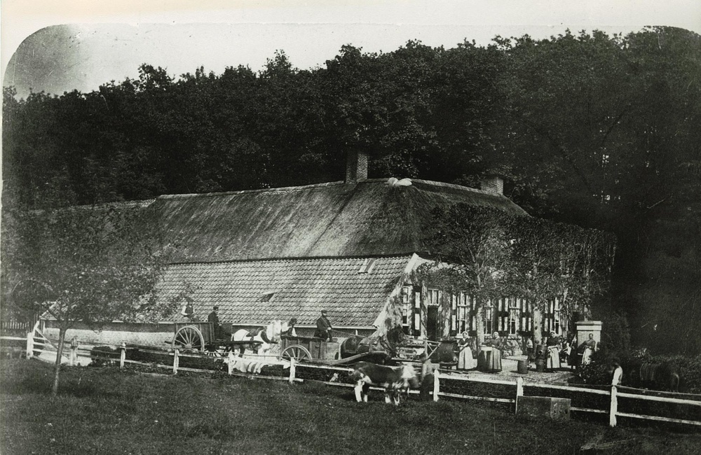 De boerderij in vol bedrijf 1890