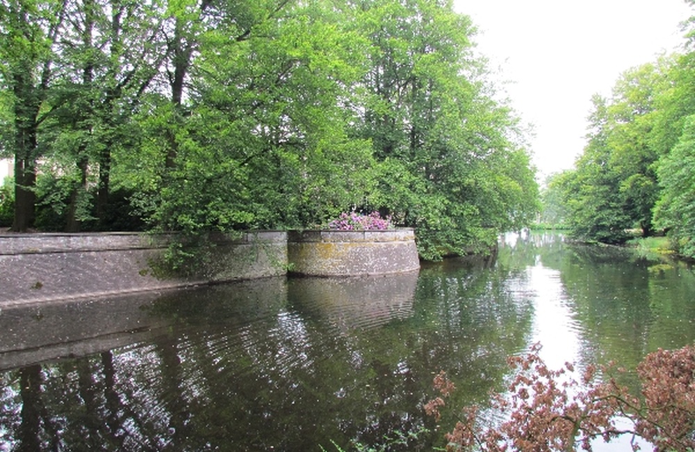 Gracht en keermuur (deel van het voorplein-eiland) (2012)