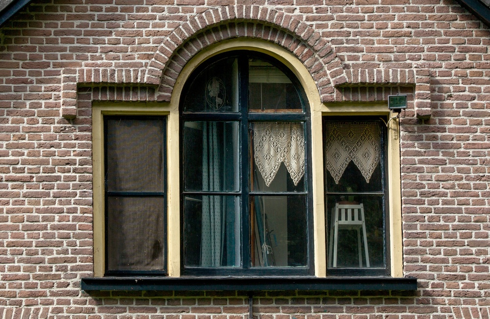 Serliaans raam met een geprofileerde lijst van baksteen - 2016