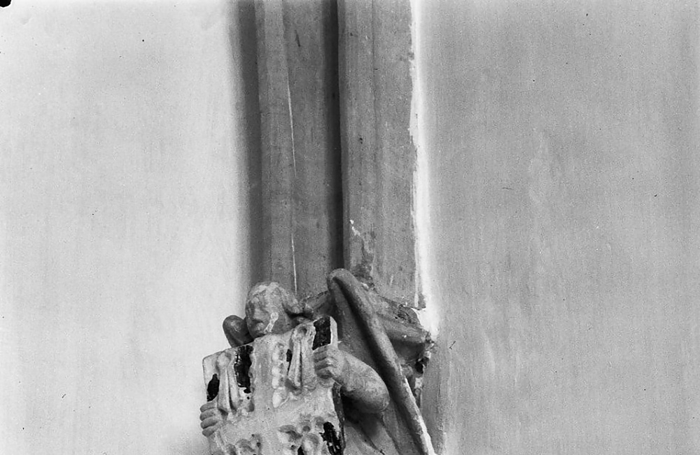 Nederlands Hervormde Kerk: wandschalk koor met wapen (1950)