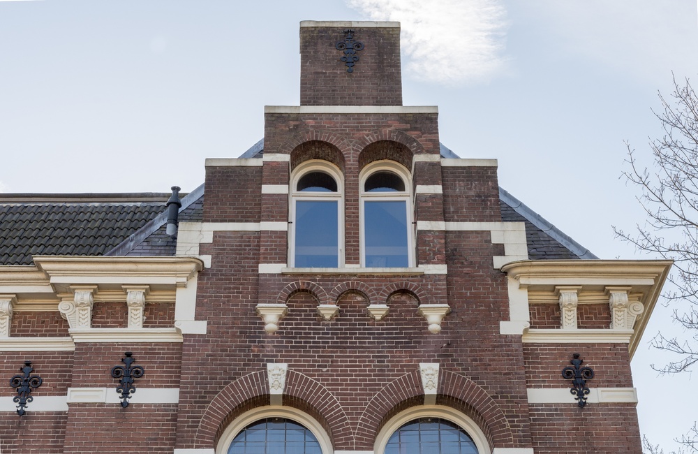 Detail voorgevel met versiering - 2016
