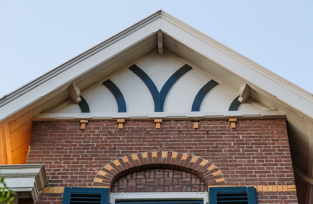 Topgevel voorzien van houten sierelementen - 2016