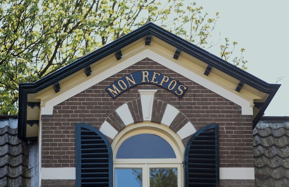Detail nok voorgevel met de naam van het huis - 2016