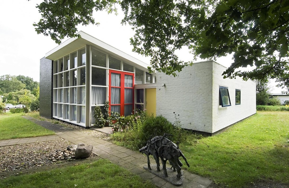 Overzicht van de voor- en rechter zijgevel, met kunstwerk (2007)