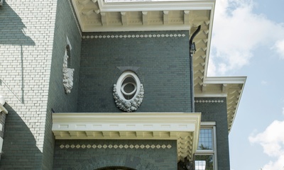 Detail boven ingangsparti
