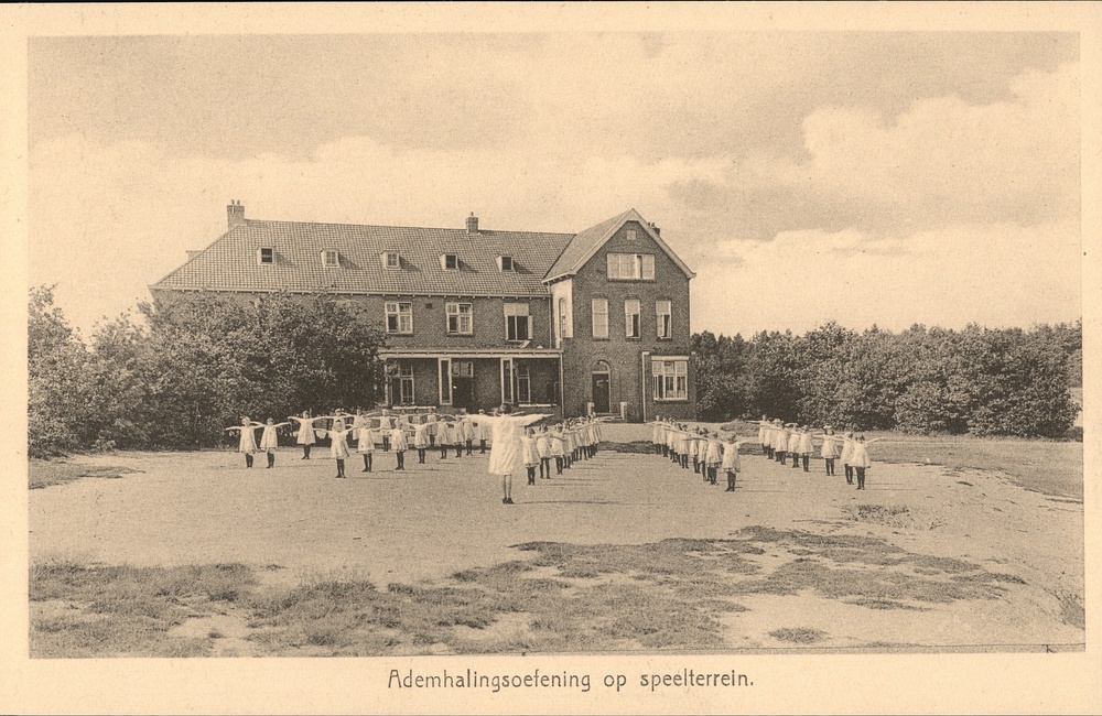 Ademhalingsoefening op het speelterrein van de vakantiekolonie - 1930-1940.