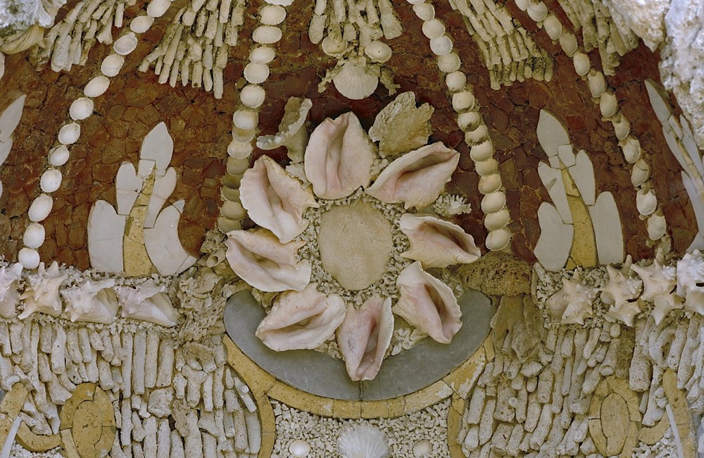 Kasteel Rosendael: Detail van de schelpengalerij in het park