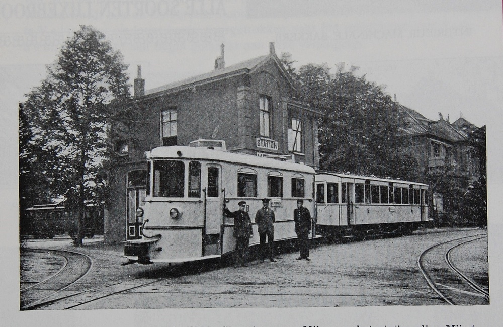 Motorwagen bij tramstation 1920