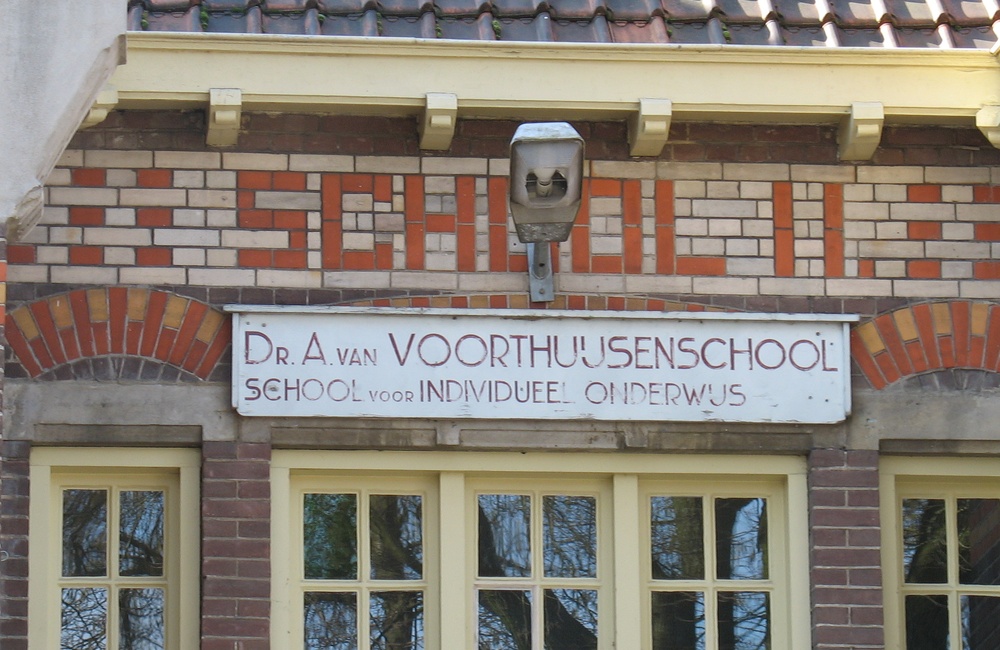 Baksteenmozaiek met naam school