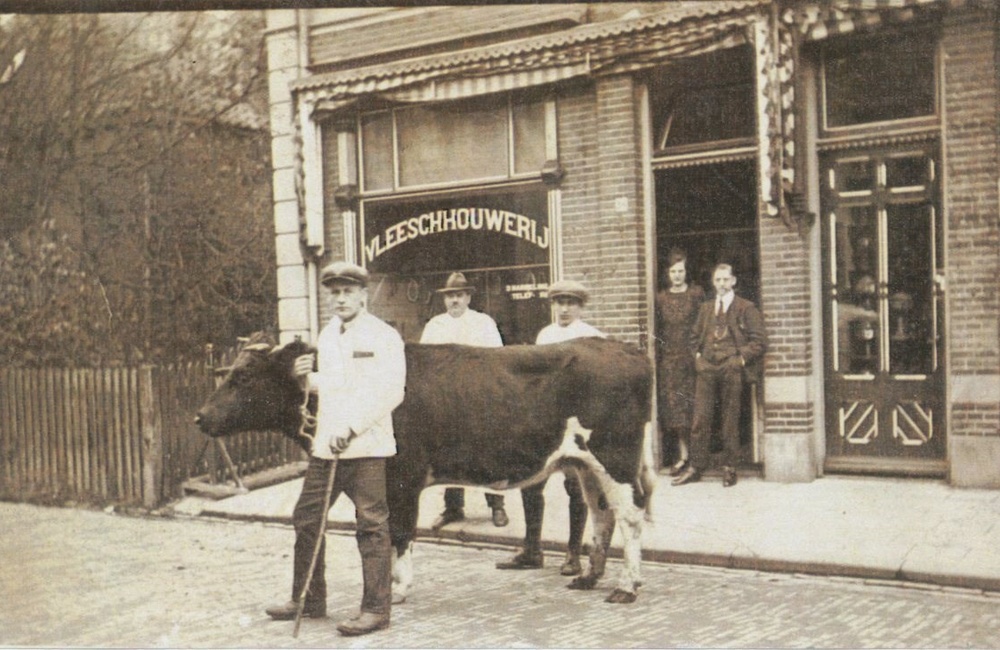 Slager Harmelink - voor Broshuis in het pand - 1927