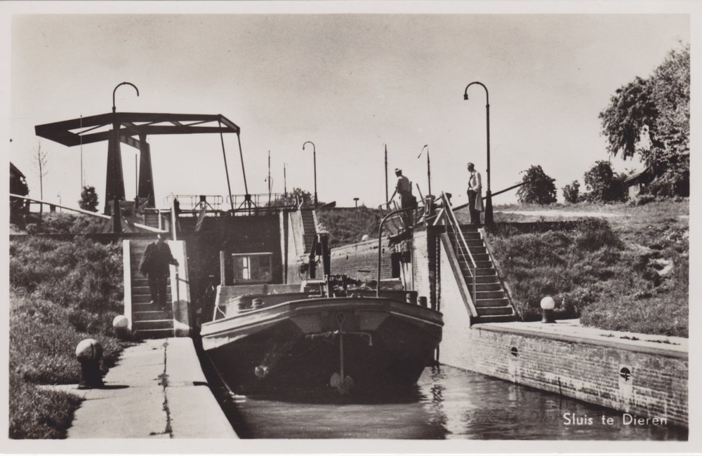 Vrachtschip vaart uit de sluis