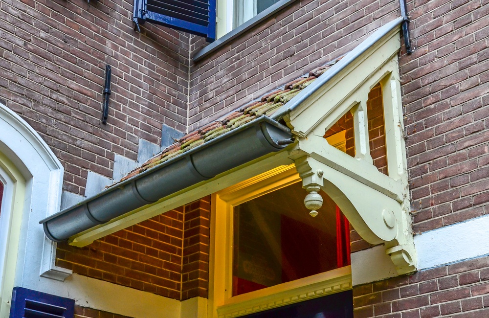 Sierlijk gesneden houten luifel boven de voordeur (Zutphensestraatweg 46) - 2016