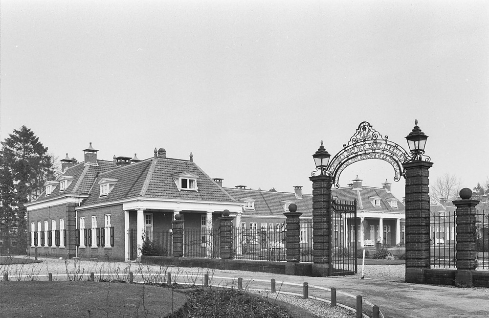 Bij hoofdingang  Schweer bey der Beckestichting, Harderwijkerweg 66-136 (1974)