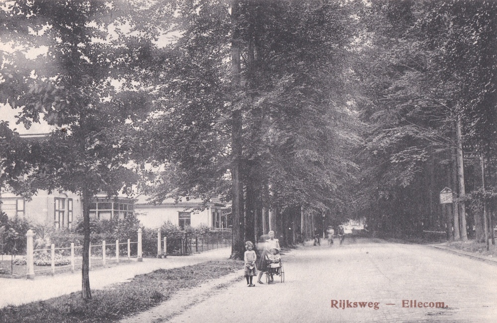 Links een glimp van Villa Het Brinkhorst - 1918