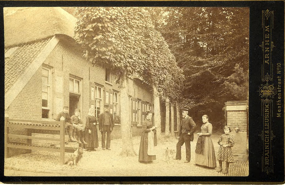 Rechts de waterpomp bij de boerderij